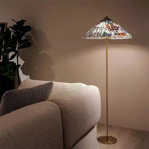 Lampadaire imprimé jungle tropical allumé dans un salon aux tons chauds