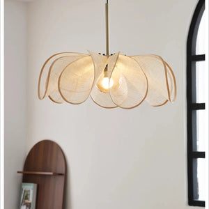 Lustre pétales tissu dans coin salon avec étagère bois