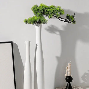 Vases soliflores blancs céramique avec branches de pin décoration boho