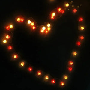 Guirlande LED boules de coton formant un coeur lumineux