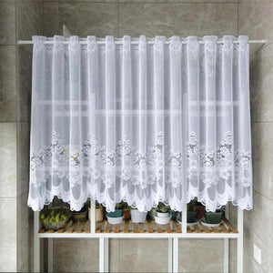Detail du voile en dentelle blanche avec bordure florale