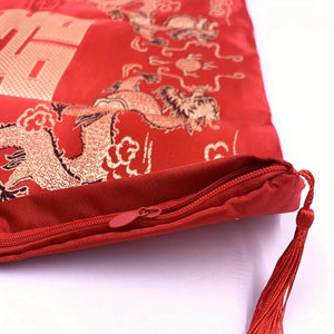 Détail de la fermeture zippée et du tissage doré de la housse de coussin