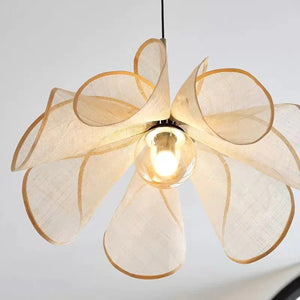 Détail des pétales de tissu gaze et ampoule E27 de la suspension florale