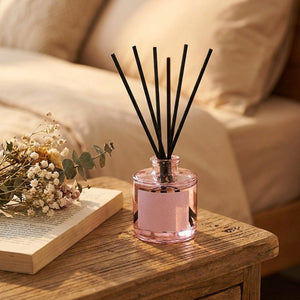 Diffuseur à bâtonnets aromatiques 50 ml sur table de chevet en chambre
