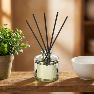 Diffuseur à bâtonnets aromatiques 50 ml, verre élégant sur meuble bois