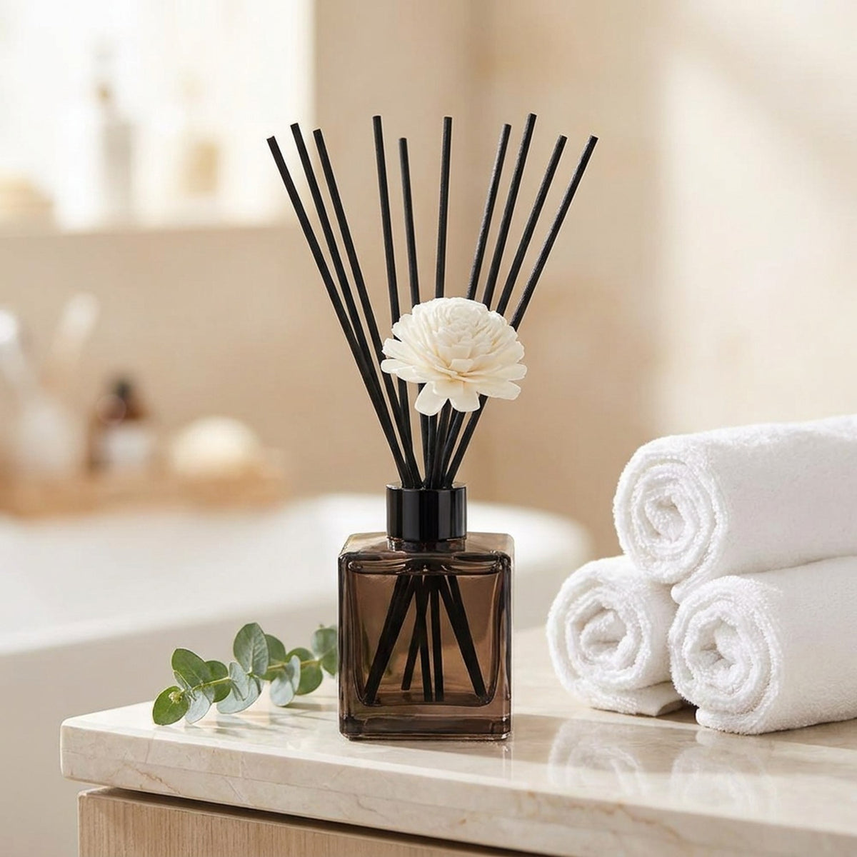 Diffuseur à bâtonnets posé sur une étagère de salle de bain avec serviettes et eucalyptus