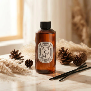 Huile pour diffuseur à bâtonnets 200 ml sur marbre avec décoration naturelle