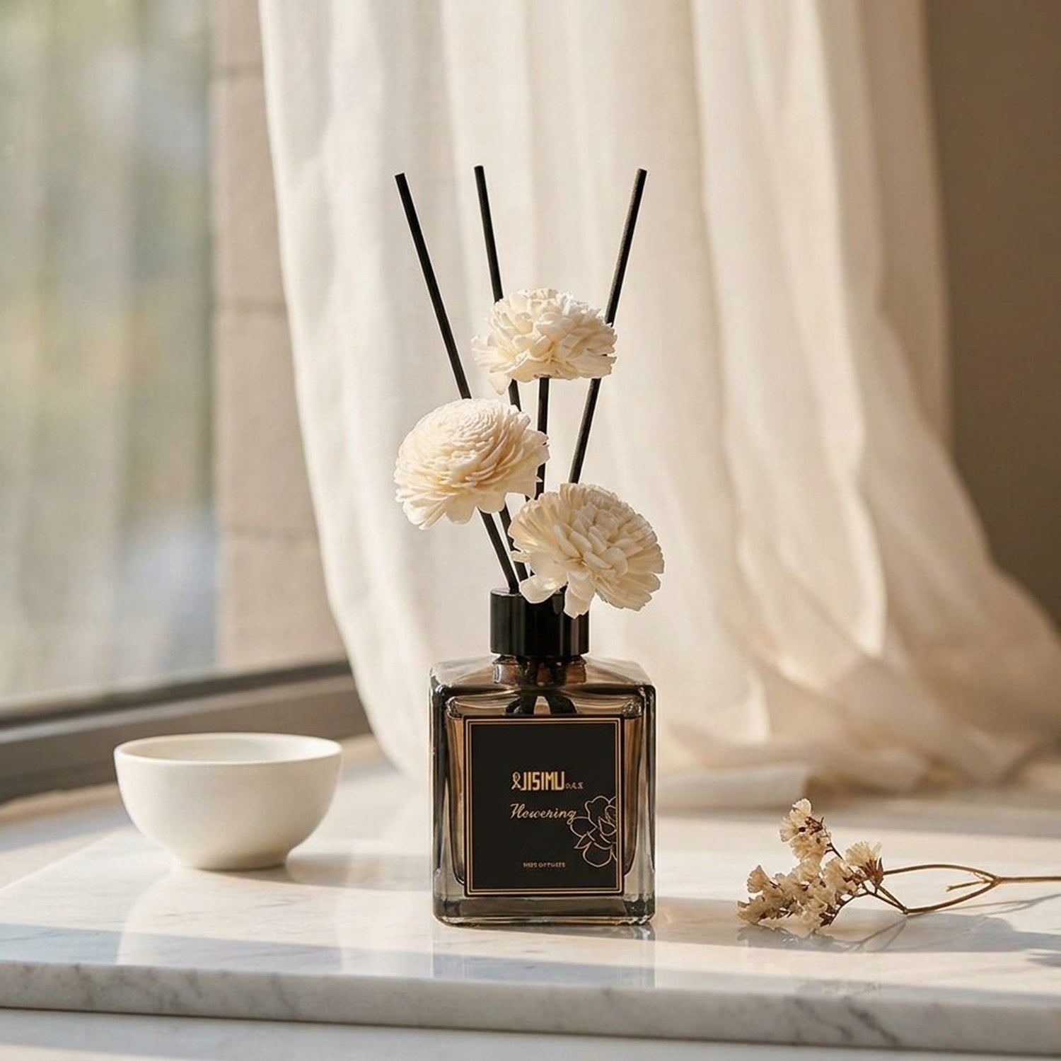 Diffuseur de roseaux sur surface marbre fenêtre voilage blanc lumière naturelle