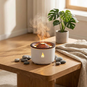 Diffuseur d'arômes design volcanique sur table basse avec galets et monstera