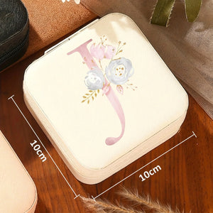 Dimensions boîte à bijoux voyage initiale florale : 10×10 cm