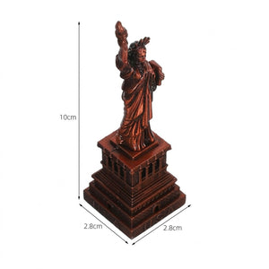 Dimensions de la statuette : hauteur 10 cm, largeur 2,8 cm, profondeur 2,8 cm