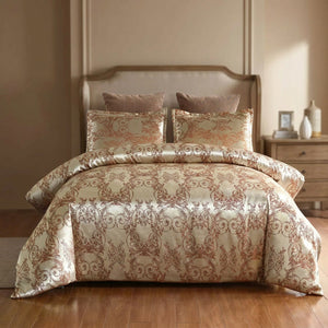 Parure de lit en satin jacquard doré au motif baroque installée sur un lit dans une chambre chaleureuse