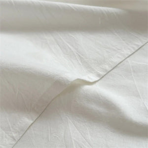 Détail de la couture et du tissage fin du drap plat en coton