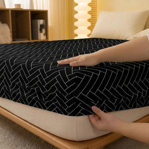 Coin élastiqué du drap housse chevrons noir et blanc bien ajusté au matelas