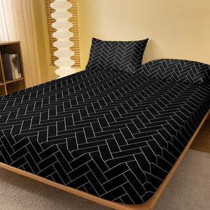 Drap housse chevrons noir et blanc posé sur un lit avec oreiller assorti