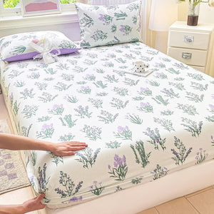 Drap-housse coton motif lavande sur un lit avec taies d'oreiller assorties