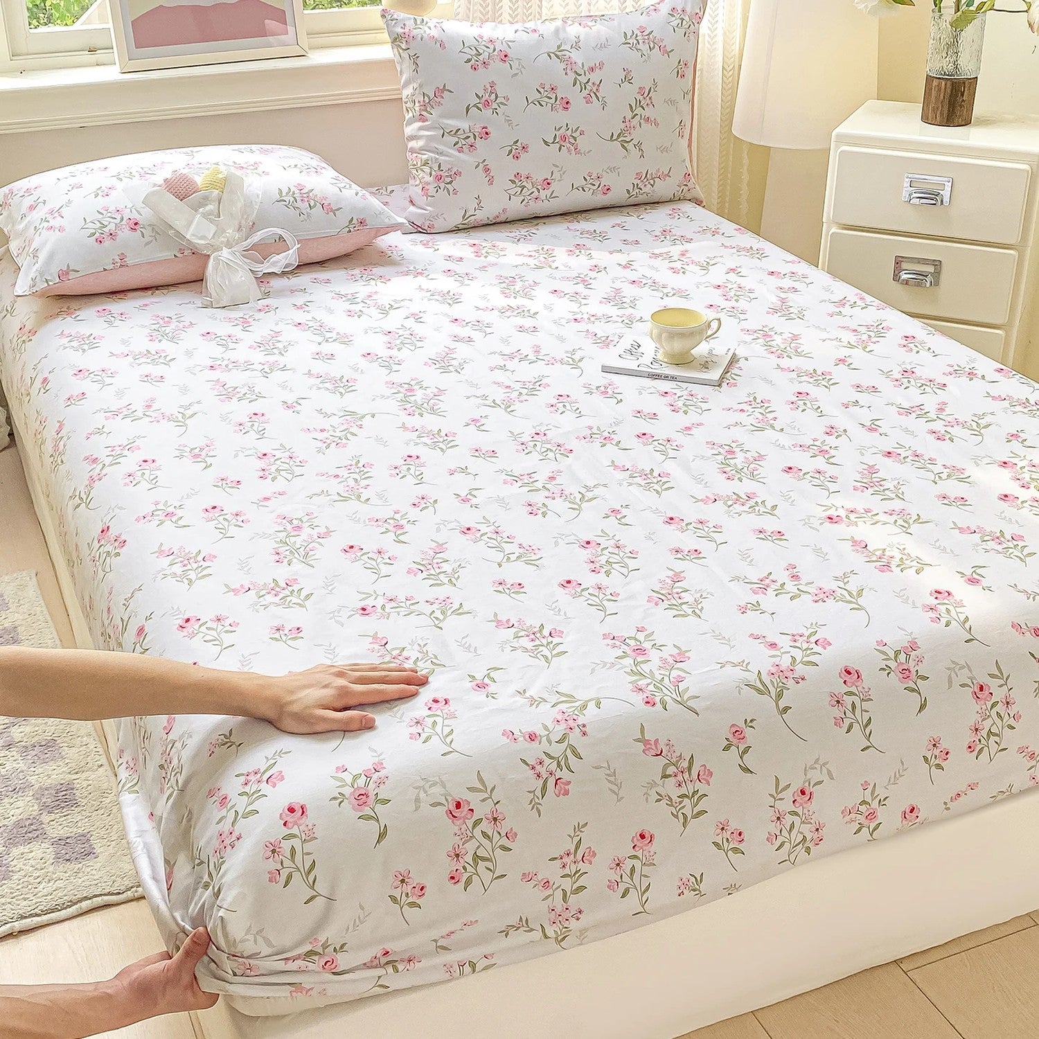 Drap-housse coton à petites roses sur un lit dans une chambre lumineuse