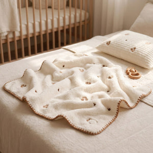 Couverture bébé flanelle crème à petits écureuils brodés