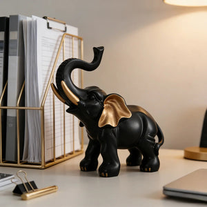 Figurine éléphant porte-bonheur noir et or sur bureau moderne avec lampe dorée et accessoires