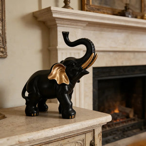 Sculpture éléphant noir et or posée sur manteau de cheminée dans salon classique chaleureux