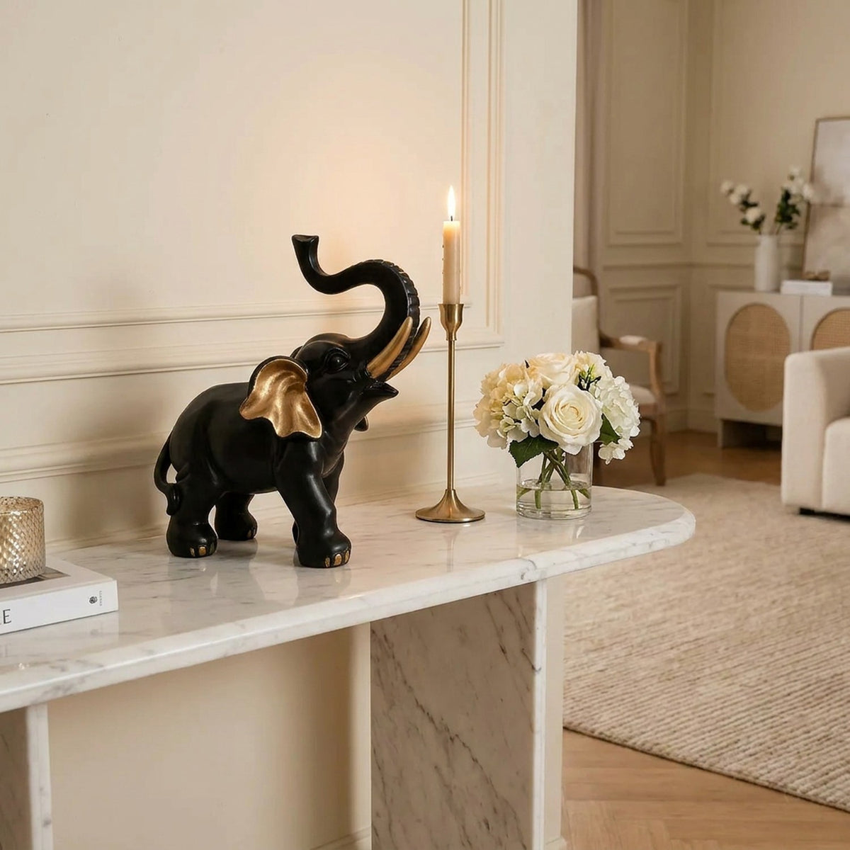Figurine éléphant noir et or sur console en marbre dans salon moderne français
