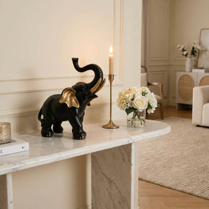 Figurine éléphant noir et or sur console en marbre dans salon moderne français