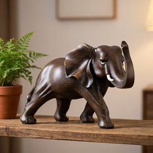 Sculpture d'éléphant en résine imitation bois posée sur une étagère en bois avec plante verte