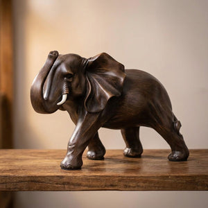 Sculpture d'éléphant version Gauche en résine imitation bois sur étagère