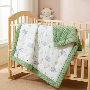 Couverture enfant matelassée à motifs d'éléphants et dos minky vert