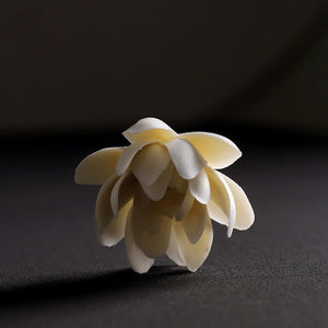 Gros plan brûleur d'encens lotus céramique blanche détails pétales