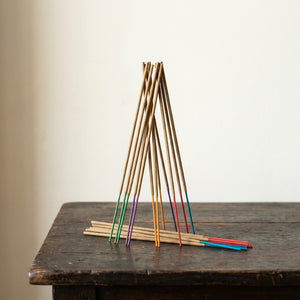 Bâtons d'encens naturels aux pointes colorées en éventail sur table en bois