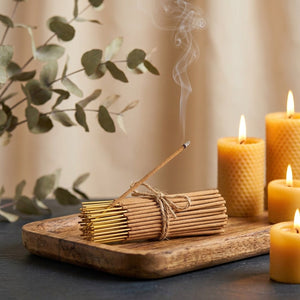 Lot de bâtons d'encens Palo Santo sur plateau en bois avec bougies et eucalyptus