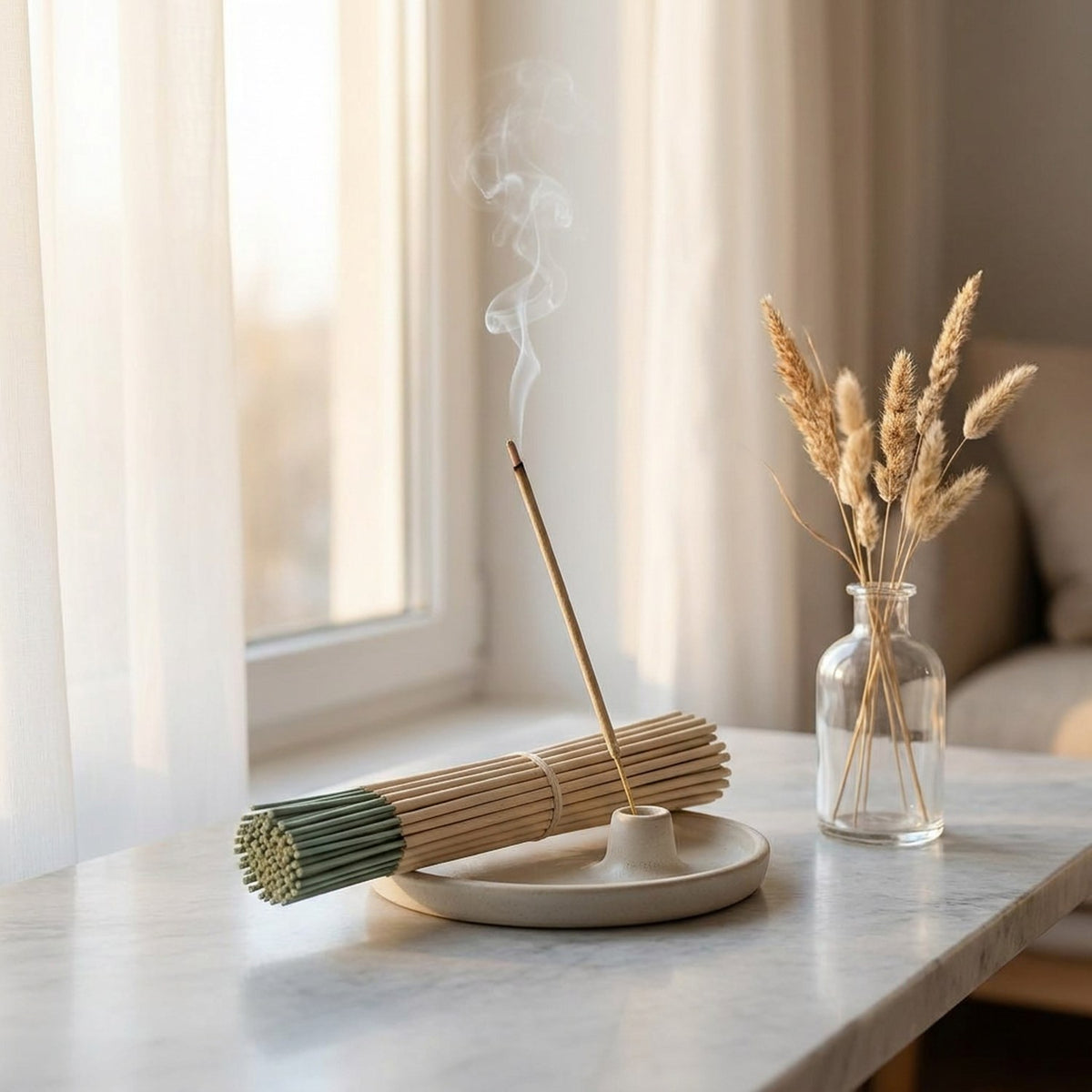Bâtonnets d'encens sauge allumé sur une surface en marbre avec des herbes séchées dans un vase en verre