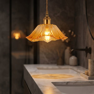 Suspension en verre ambre petite fleur 19cm au-dessus d'une vasque en marbre, ambiance salle de bain