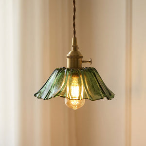 Suspension petite fleur en verre vert allumée, cordon tressé et support laiton