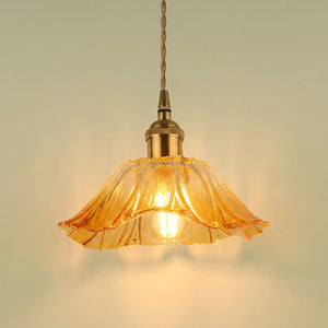 Suspension petite fleur en verre ambre allumée, cordon tressé et support laiton