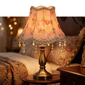 Abat-jour tissu rose à franges perlées vintage sur lampe de table