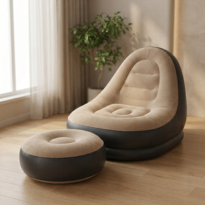 Fauteuil gonflable beige avec pouf repose pieds à la surface effet peluche dans un salon lumineux