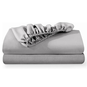 Drap-housse gris plié avec bande élastique renforcée sur fond blanc