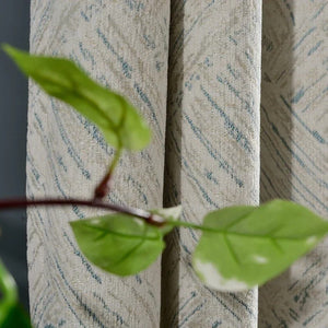 Texture chenille tissée en gros plan avec feuillage vert au premier plan