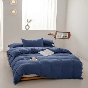 Parure de lit unie bleu marine avec livre ouvert sur le lit