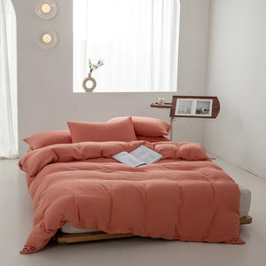 Parure de lit unie terracota avec tasse posée sur le lit