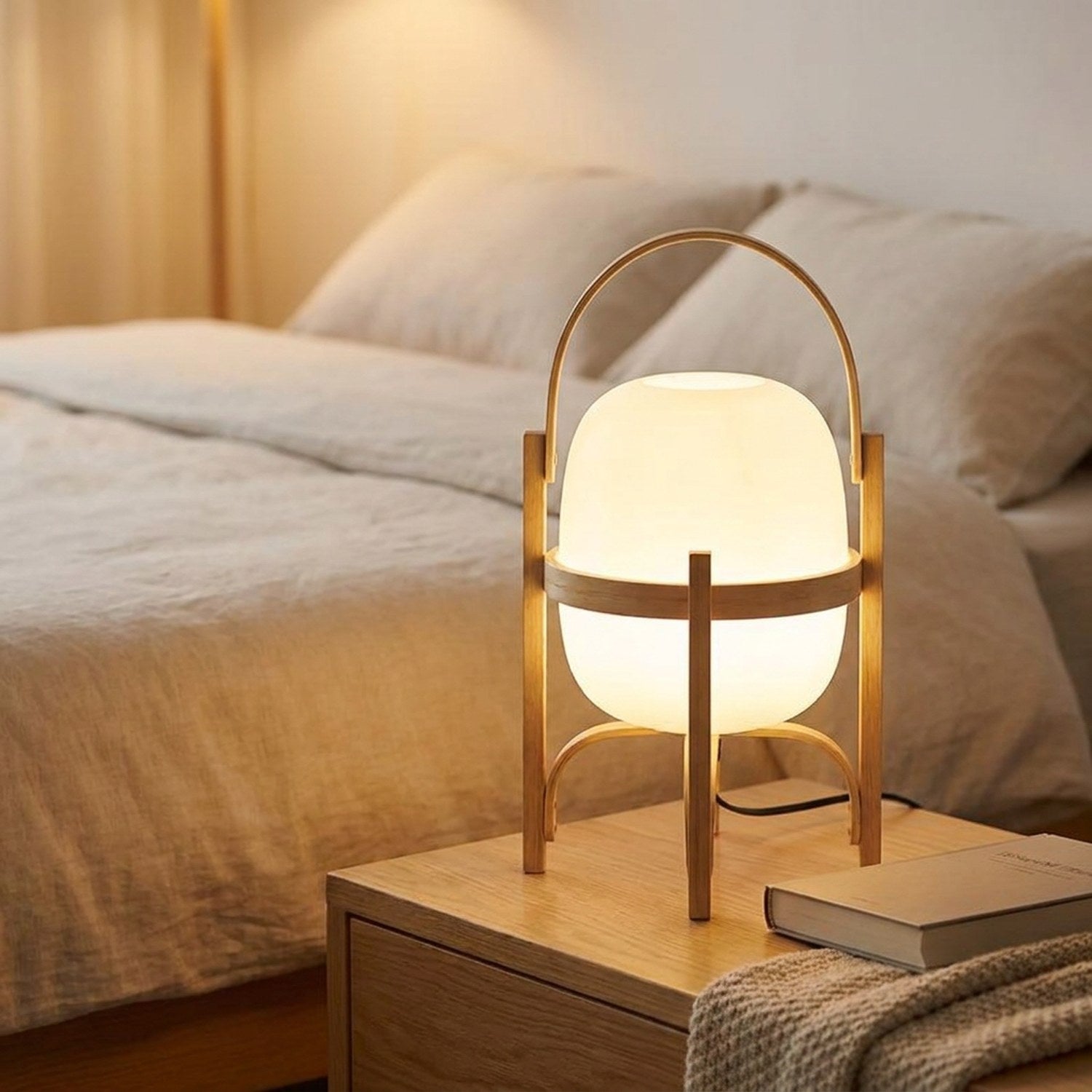 Lampe lanterne en bois allumee sur une table de chevet dans une chambre chaleureuse
