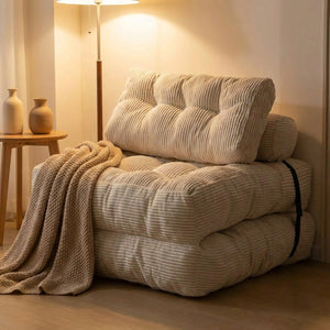 Chaise pliante blanche en velours côtelé dans un coin cocooning avec lampadaire