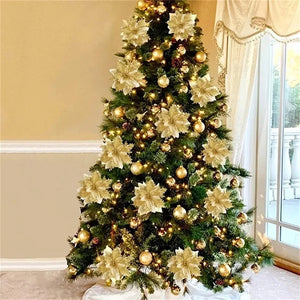 Sapin de Noël élégant avec fleurs poinsettia dorées dans un salon classique