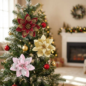 Trois fleurs poinsettia à paillettes rouge doré et rose sur un sapin de Noël