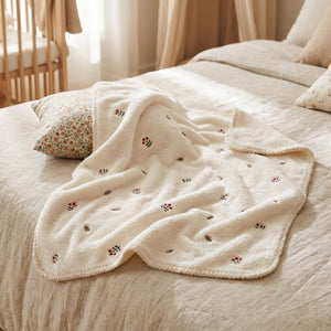 Couverture bébé flanelle crème à petites fleurs brodées