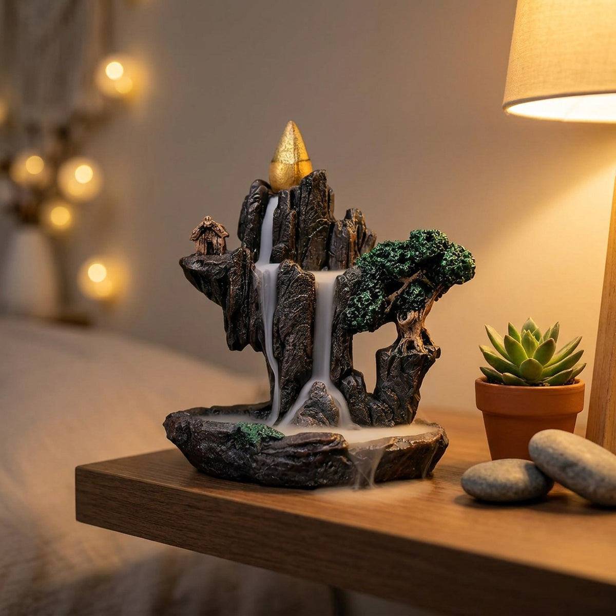 Fontaine à encens reflux montagne modèle Arbre sur étagère dans une chambre zen