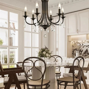 Lustre classique 6 bras au-dessus d'une table de salle à manger