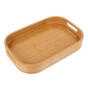 Plateau de service rectangulaire en bambou vu de trois quarts avec poignées découpées